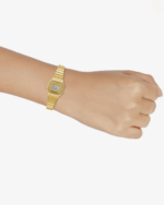 Casio LA670WGA-9D Damen Digitaluhr Gold – getragen am Handgelenk