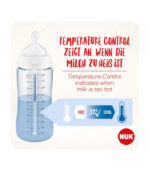 Baby trinkt aus NUK Babyflasche mit Soft Zone Silikonsauger