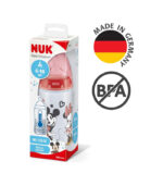 Person füllt NUK Babyflasche mit Milch in der Küche