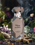 Arabiyat Prestige Marwa Flakon auf Tisch mit Teeglas, Orangenscheiben und Gewürzen