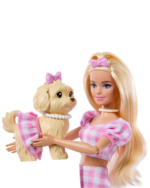 Kind spielt mit Barbie Twinning Looks Puppen und Haustieren auf dem Tisch