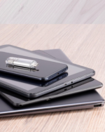 Hama FlashPen C-Laeta 128GB USB Stick auf einem Stapel aus Smartphone, Tablet und Laptop