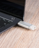 Hama FlashPen C-Laeta 128GB USB Stick in einem Laptop mit USB-3.0-Port eingesteckt