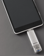 Hama FlashPen C-Laeta 128GB USB Stick über USB-C an ein Smartphone angeschlossen zur Sicherung von Fotos