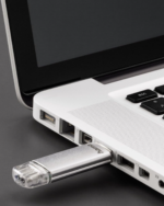 Hama FlashPen C-Laeta 128GB USB Stick seitlich in ein Notebook eingesteckt