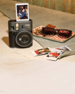 Rückansicht der Fujifilm Instax Mini 41 Sofortbildkamera mit Filmausgabeschlitz