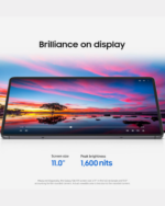 Schrägansicht des Samsung Galaxy Tab S11 X730 mit S Pen auf dunklem Hintergrund