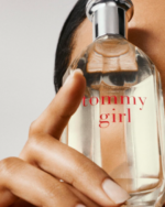 Person hält Tommy Girl Eau De Toilette 100ml Flakon vor dem Gesicht