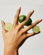 Hand mit Limetten, Symbolbild für die frische Kopfnote von Tommy Girl