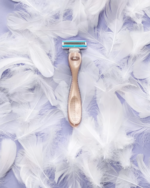 Wilkinson Intuition Sensitive Touch Rasierer mit montierter Ersatzklinge auf Dekoteller