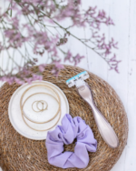 Wilkinson Intuition Sensitive Touch Rasierer mit Klinge auf weißen Federn