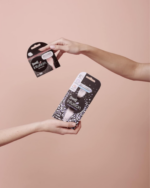 Zwei Wilkinson Intuition Sensitive Packungen werden in Händen gehalten