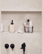 Wilkinson Intuition Rasierer im Aufbewahrungskorb auf Badezimmerregal