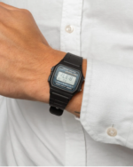 Casio F-105W-1AQUK am Handgelenk Unisex Retro Style