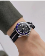 Casio MDV-10C-1A2VEF Taucher-Style Quarzuhr mit schwarzem Textilarmband am Handgelenk getragen