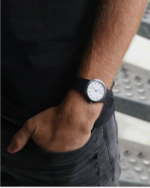 Casio MQ-24-7BLLEG Analoguhr am Handgelenk eines Trägers mit schwarzer Jeans