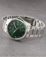 Casio MTP-1302PD-3AVEF Edelstahlarmbanduhr mit grünem Zifferblatt schräg liegend