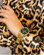 Casio MTP-1302PGC-3AVEF goldene Armbanduhr mit grünem Zifferblatt am Handgelenk getragen