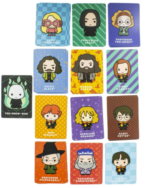 Familie spielt das Harry Potter Kartenspiel am Tisch